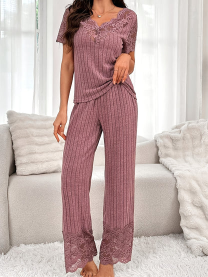 Երկու մասից բաղկացած հավաքածու՝ միագույն կարճ թևքերով վերնաշապիկ՝ ժանյակավոր կտորե զարդանախշով և համապատասխան երկար տաբատով։