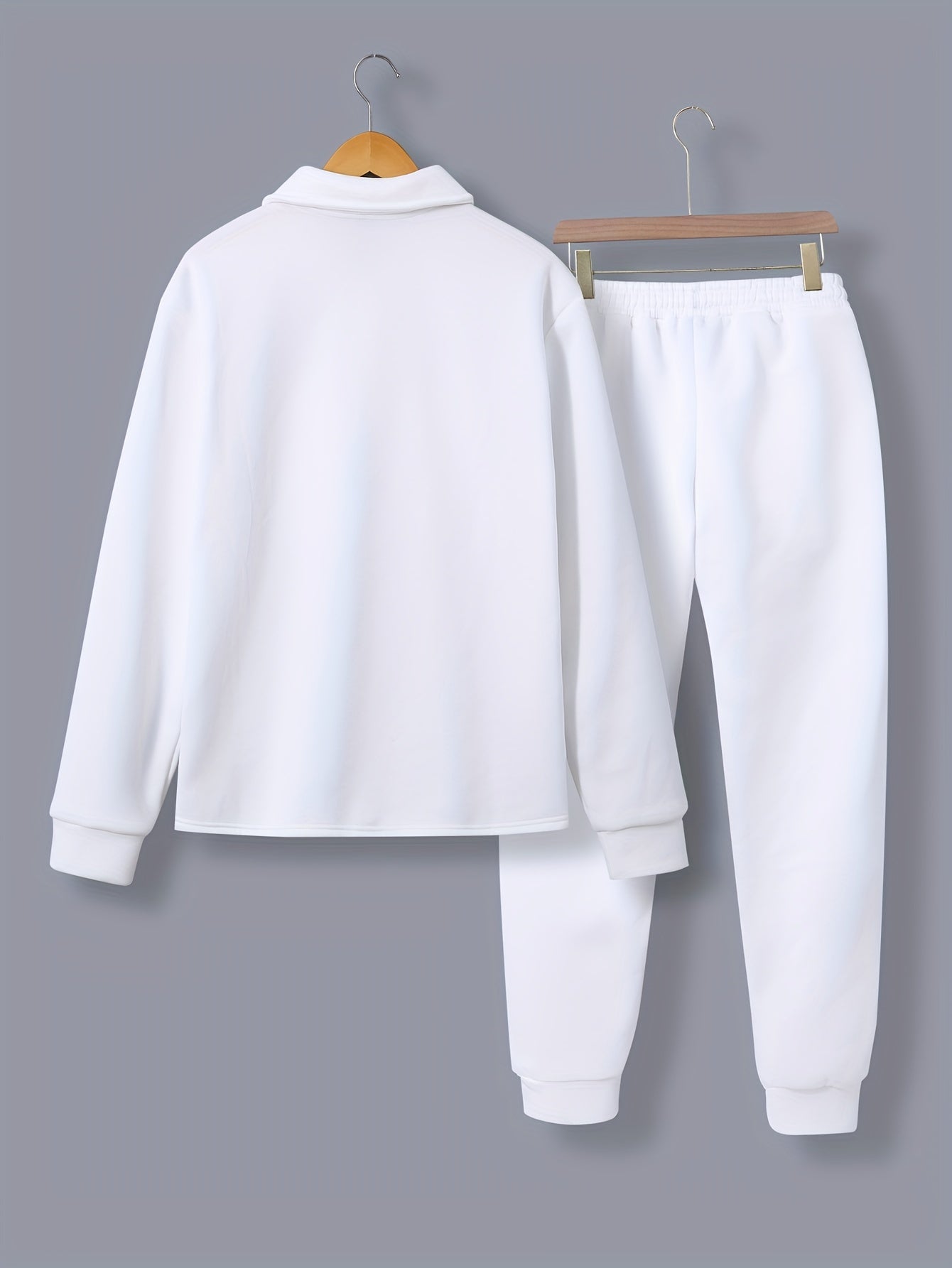 Տղամարդու 1 հավաքածու՝ միագույն պոլիեսթերից պատրաստված առօրյա հագուստ՝ երկար թևքերով, կոճակներով և օձիքով բաճկոնով, գրպաններով և լարով երկար տաբատի հավաքածու՝ աշուն/ձմեռ