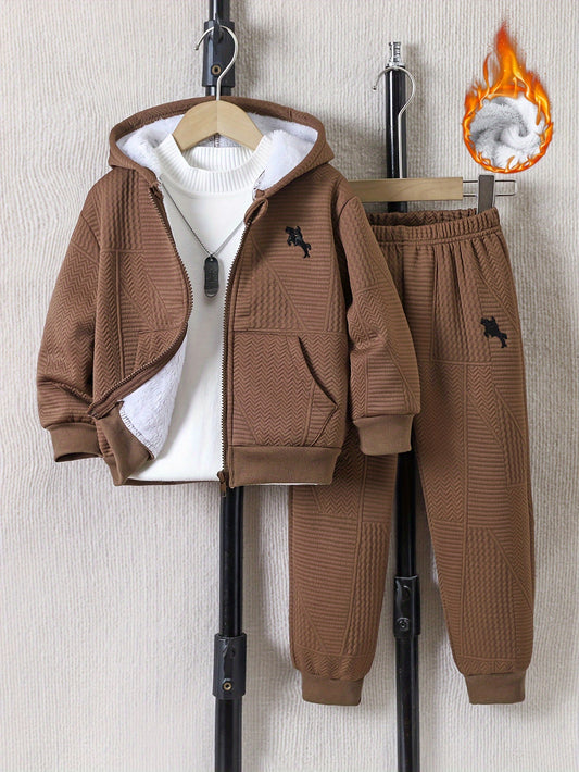 2 հատ տղաների համար նախատեսված առօրյա հագուստի հավաքածու, երկար թևքերով գլխարկով բաճկոն՝ ասեղնագործությամբ և կայծակաճարմանդով, երկրաչափական նախշերով տրիկոտաժե տաբատ, պոլիեսթերից և սպանդեքսի աստառով, սովորական չափսի՝ աշուն/ձմեռ, բացօթյա օգտագործման համար