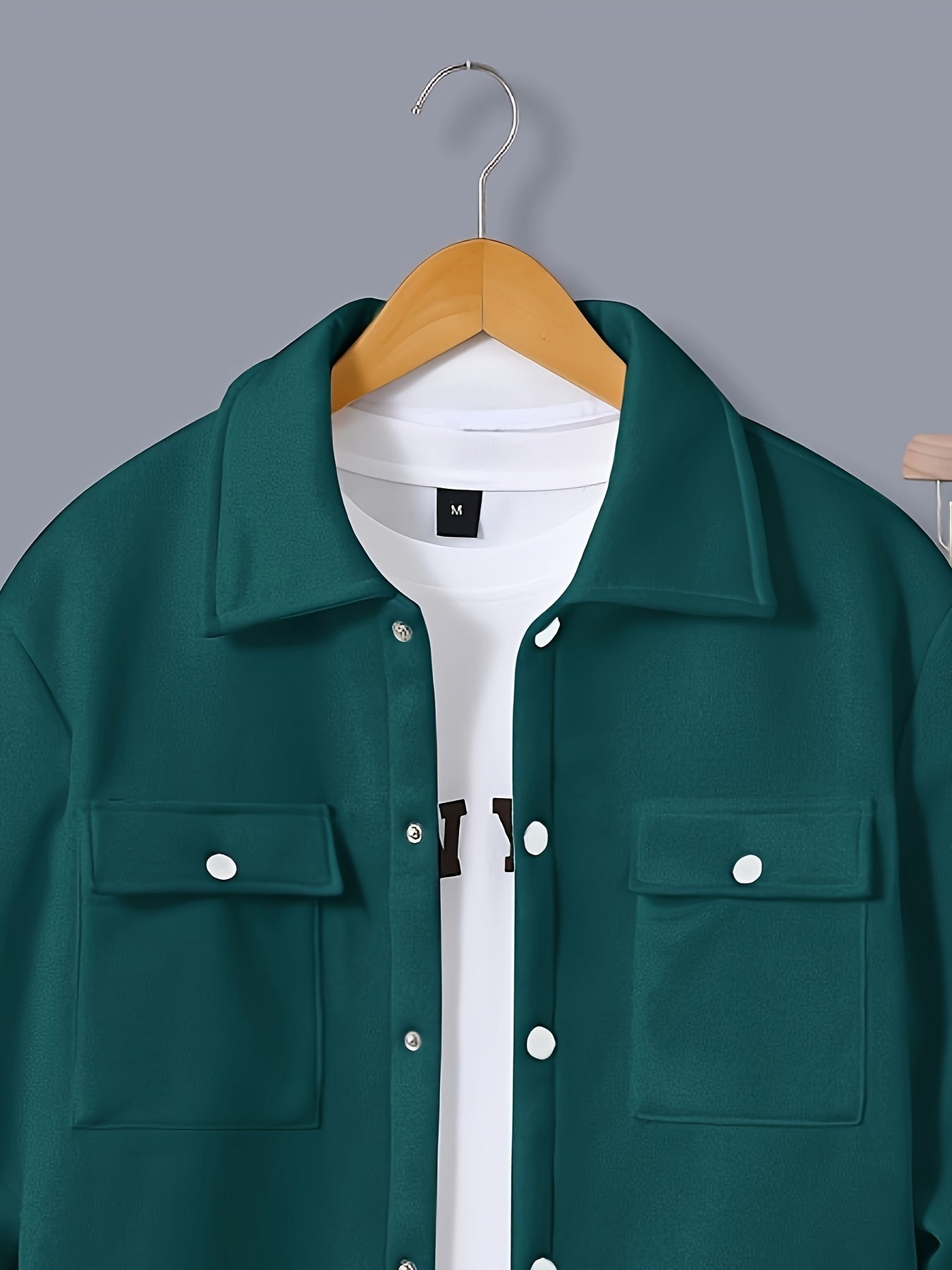 Տղամարդու 1 հավաքածու՝ միագույն պոլիեսթերից պատրաստված առօրյա հագուստ՝ երկար թևքերով, կոճակներով և օձիքով բաճկոնով, գրպաններով և լարով երկար տաբատի հավաքածու՝ աշուն/ձմեռ