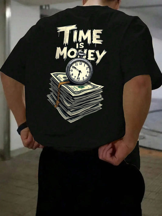 Տղամարդու կարճ թևքով մարզաշապիկ՝ «Ժամանակը փող է» ժամացույցի կույտով և կանխիկի գրաֆիկայով - թեթև պոլիեսթեր, ազատ չափսերով, կլոր վզնոցով, իդեալական է գարուն-ամառ բացօթյա հագուստի համար, հանգիստ չափսերով մարզաշապիկ՝ համարձակ գրաֆիկական, փայլուն տեքստով։