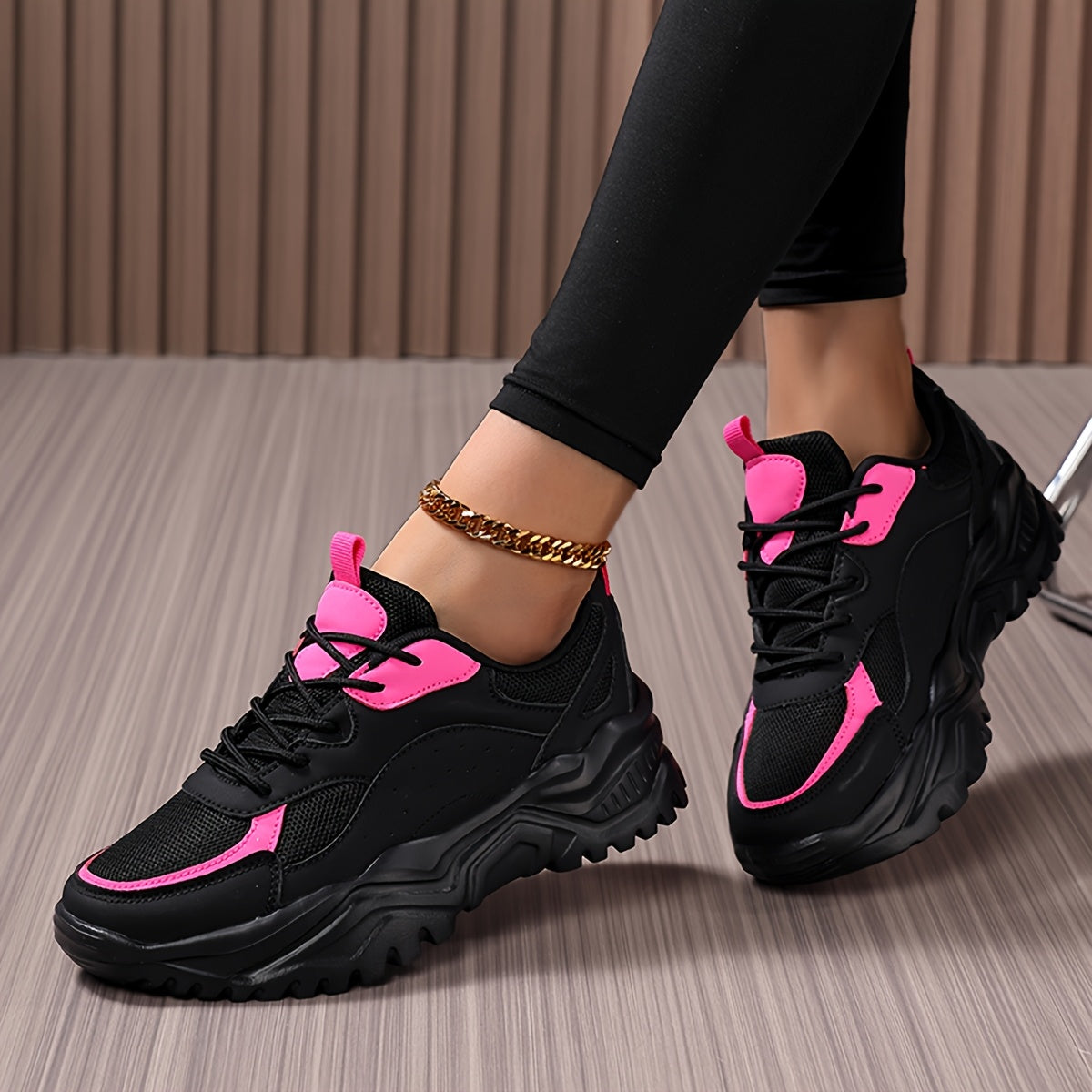 Կանացի թեթև, հաստ սպորտային կոշիկներ՝ բազմակողմանի կորեական ոճի հայրիկի կոշիկներ՝ հաստ ներբանով, շնչող ցանցկեն վերին մասով, առօրյա, կապիչով սպորտային կոշիկներ՝ սպիտակ, կանաչ/սպիտակ և սև/վարդագույն գույներով։