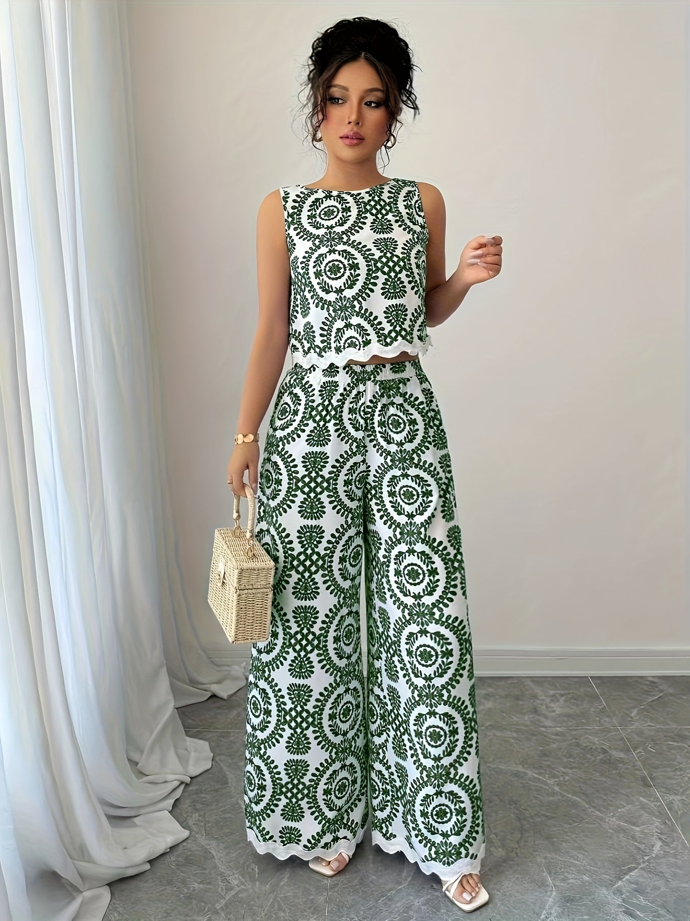 2 հատ կանացի բուսական նախշերով կլոր վզնոցով անթև վերնաշապիկի և տաբատի հավաքածու