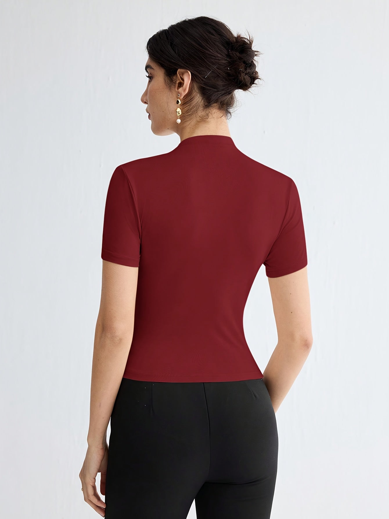 Էլեգանտ սպիտակ կարճ թևքով, բարձր օձիքով վերնաշապիկ՝ կոճակներով դետալով - Կանացի բազմակողմանի ամառային բլուզ, առօրյա հագուստ | Մինիմալիստական ոճ | Նրբագեղ չափս