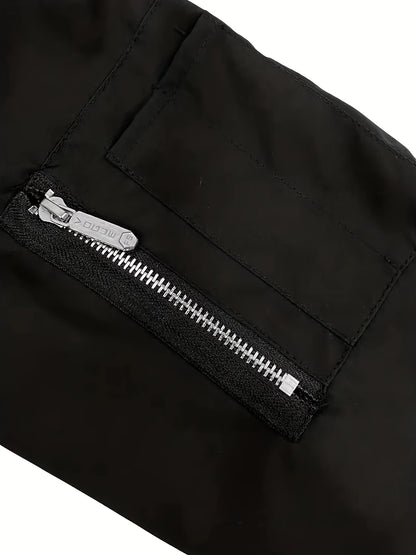 Տղամարդու նորաձև սև սպորտային առօրյա բաճկոն՝ թեթև բոմբեր՝ կայծակաճարմանդ գրպաններով, առջևի կայծակաճարմանդով և երիզավոր թևքերով։ Հիանալի է բացօթյա գործունեության, վազքի և առօրյա հագուստի համար։