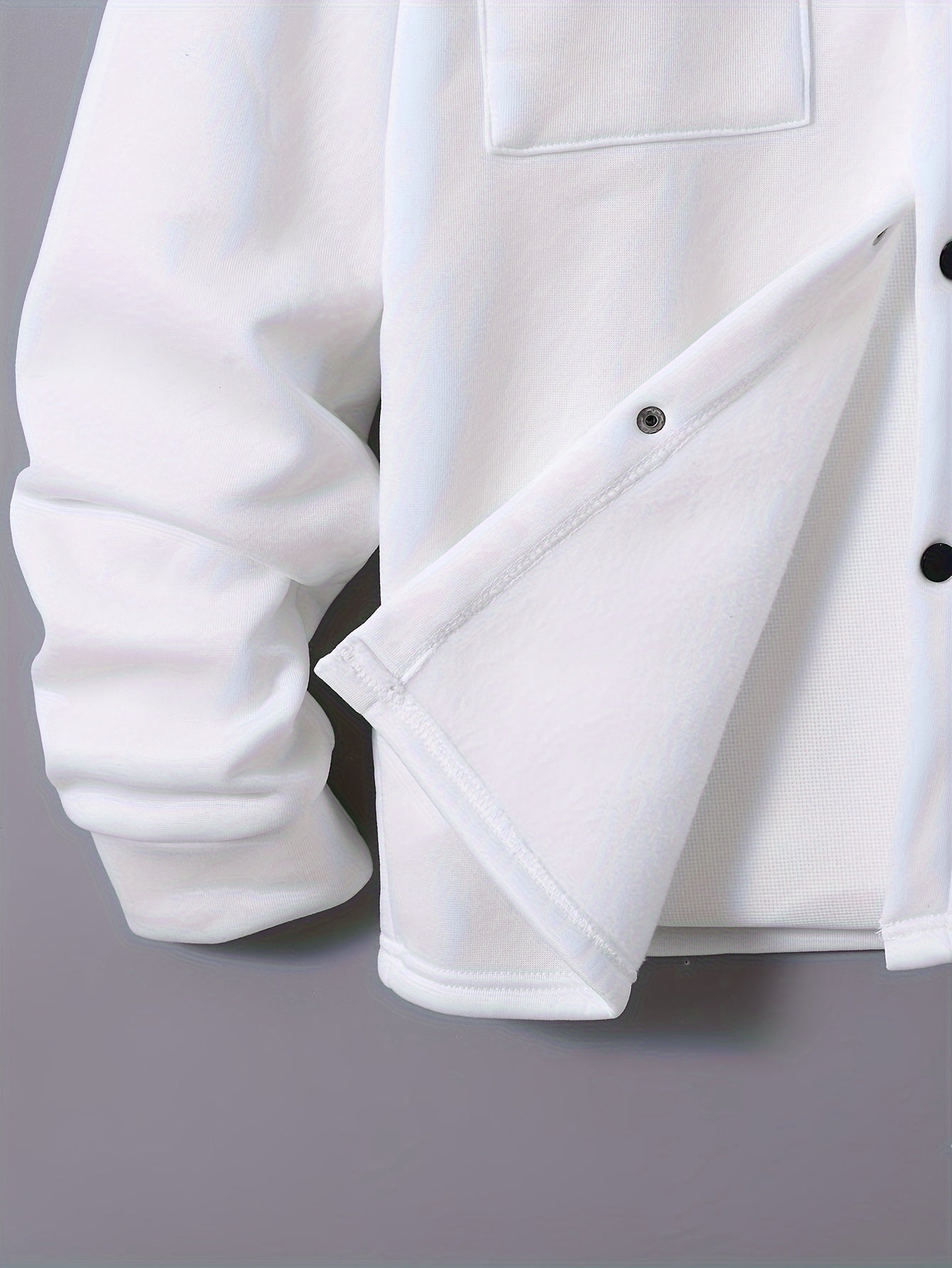 Տղամարդու 1 հավաքածու՝ միագույն պոլիեսթերից պատրաստված առօրյա հագուստ՝ երկար թևքերով, կոճակներով և օձիքով բաճկոնով, գրպաններով և լարով երկար տաբատի հավաքածու՝ աշուն/ձմեռ