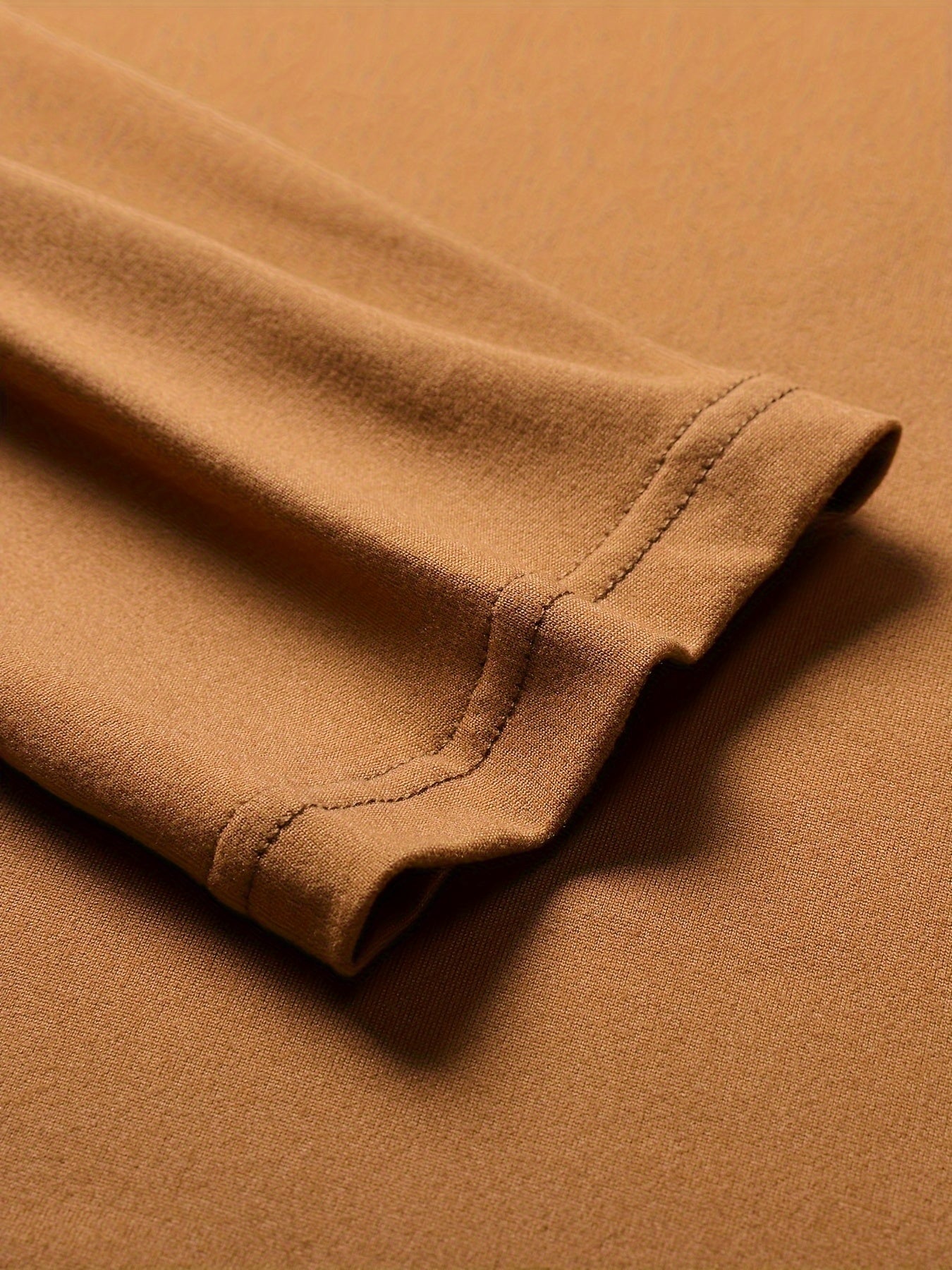 Տղամարդու առօրյա, գունային բլոկներով երկար թևքերով, կոճակներով վերնաշապիկ և լարով վազող տաբատ՝ պոլիեսթերի խառնուրդով, գրպաններով, իդեալական է գարնան/աշնան համար