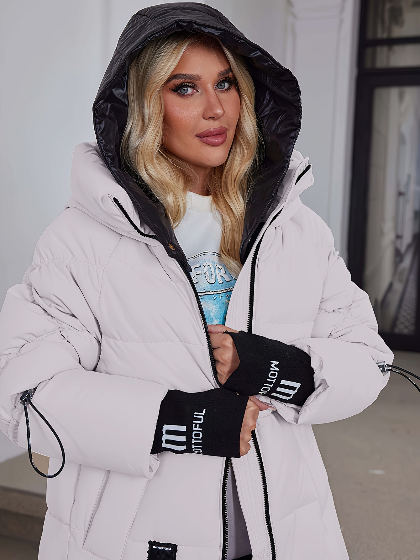 Կանացի ոճային բեժ գույնի փքված բաճկոն՝ առօրյա տաք ձմեռային վերարկու՝ սև եզրագծով, երկար թևքերով և կայծակաճարմանդով գլխարկով, պոլիեսթերային գործվածք՝ բացօթյա հարմարավետության համար։