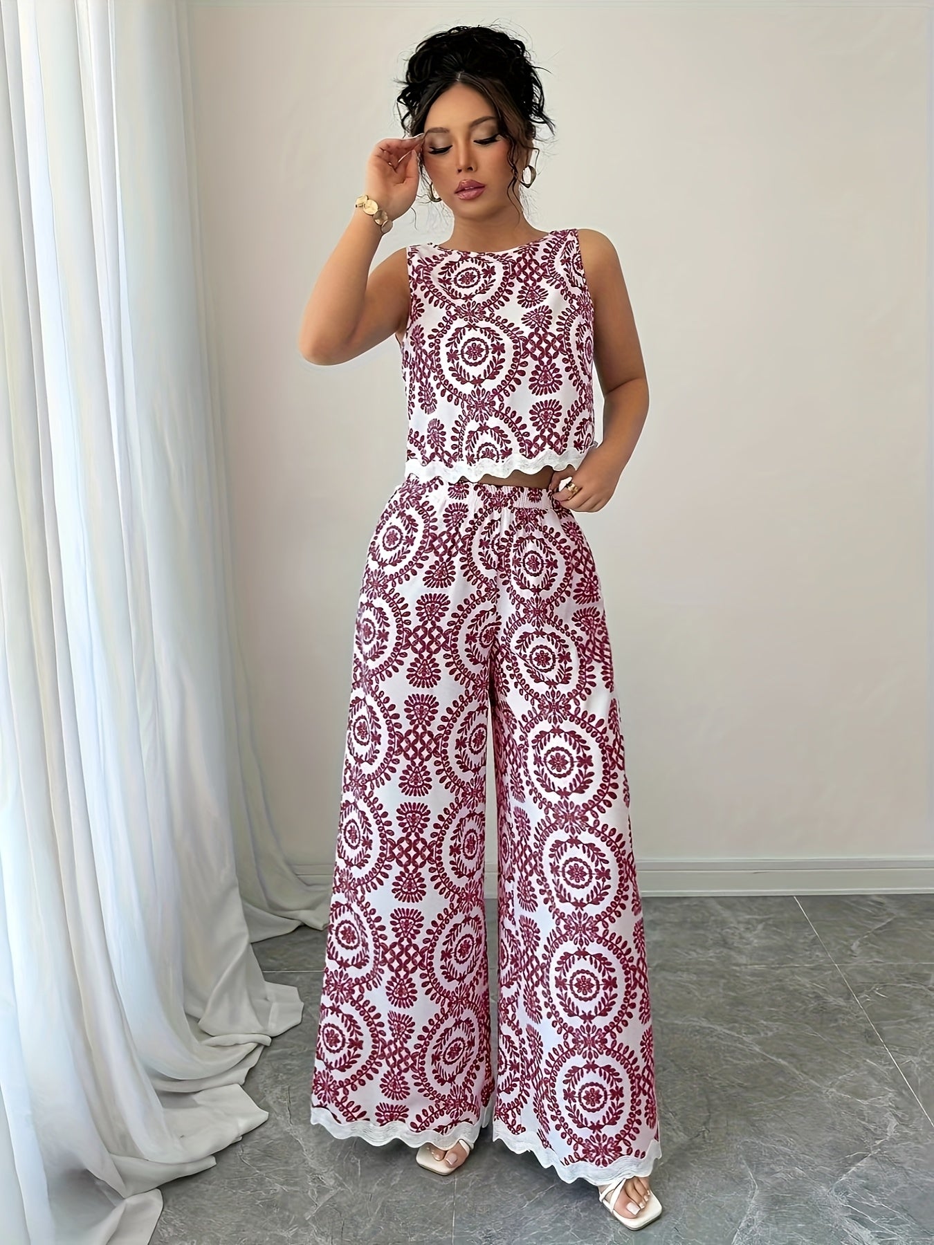 2 հատ կանացի բուսական նախշերով կլոր վզնոցով անթև վերնաշապիկի և տաբատի հավաքածու