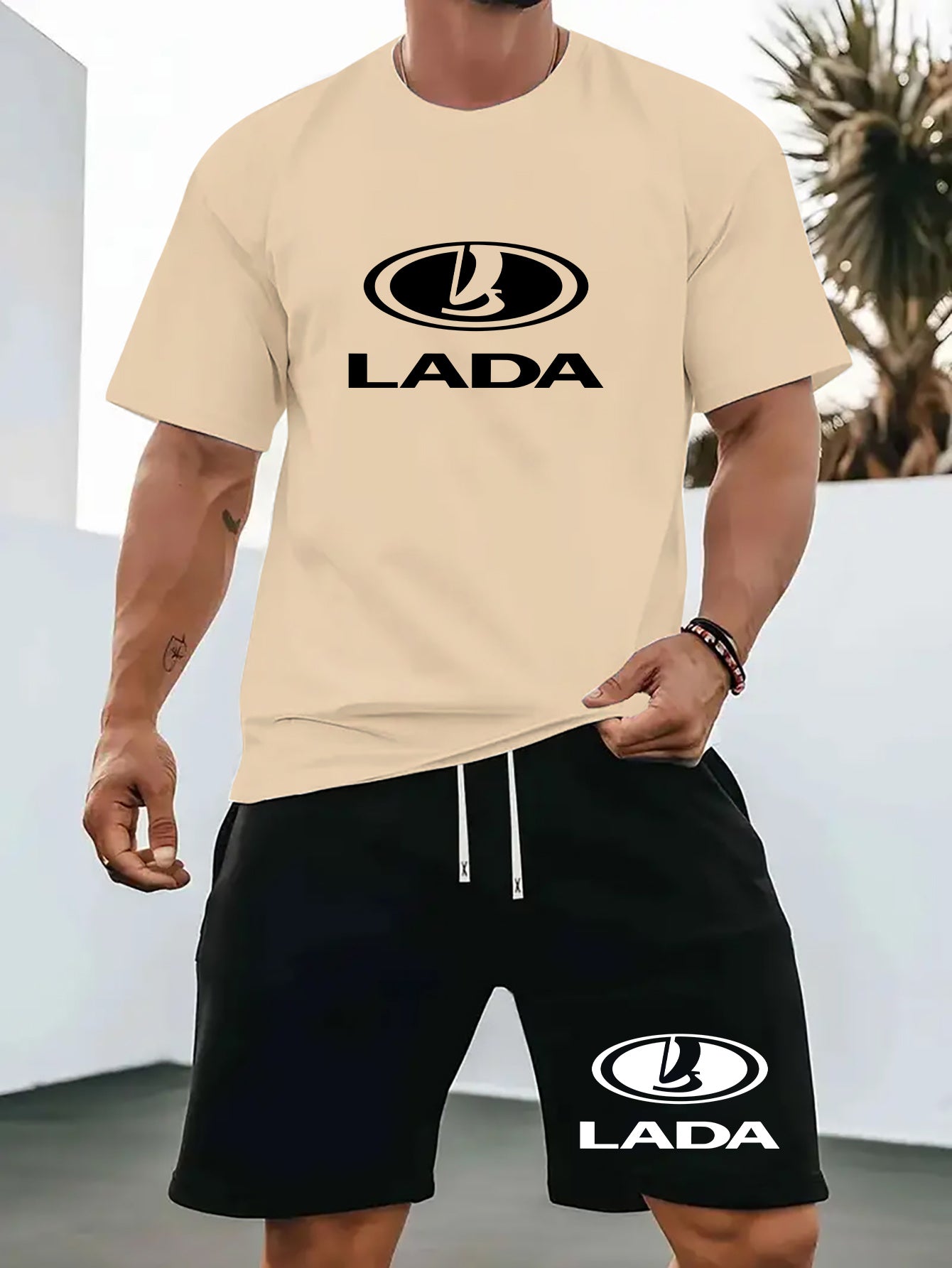 Տղամարդկանց ամառային առօրյա սպորտային երկու մասից բաղկացած հավաքածու՝ LADA տառերով նախշերով շապիկ և սև լարով շորտեր, առօրյա սպորտային հագուստ, սովորական չափս՝ իդեալական ամառային բացօթյա օգտագործման համար։