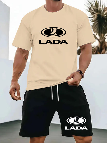 Տղամարդկանց ամառային առօրյա սպորտային երկու մասից բաղկացած հավաքածու՝ LADA տառերով նախշերով շապիկ և սև լարով շորտեր, առօրյա սպորտային հագուստ, սովորական չափս՝ իդեալական ամառային բացօթյա օգտագործման համար։