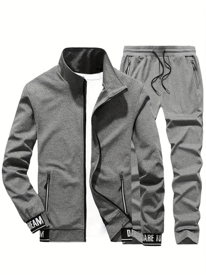 Տղամարդկանց ամենօրյա սպորտային հագուստի հավաքածու - բեժ գույնի ճարմանդով բաճկոն և մարզական տաբատ "DARE TO BE" տպագրությամբ, երկար թևերով, գրպաններով և քաշվող գոտիով, իդեալական է վազքի և հանգստի համար, գարուն/աշուն հավաքածու, գարուն-աշուն հագուստ | Zipup J