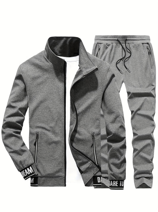 Տղամարդկանց ամենօրյա սպորտային հագուստի հավաքածու - բեժ գույնի ճարմանդով բաճկոն և մարզական տաբատ "DARE TO BE" տպագրությամբ, երկար թևերով, գրպաններով և քաշվող գոտիով, իդեալական է վազքի և հանգստի համար, գարուն/աշուն հավաքածու, գարուն-աշուն հագուստ | Zipup J