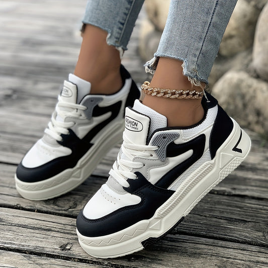 Մեկ զույգ կանացի նորաձև, առօրյա սպորտային կոշիկներ, հարմարավետ, շնչող ցանցկեն, դասական սև և սպիտակ գույնի, կլոր քթով, կապիչով ոճով, հարթ «Classic Sneaker» շարք, հարմար է ամենօրյա հանգստի և գարնանային զբոսանքների համար։