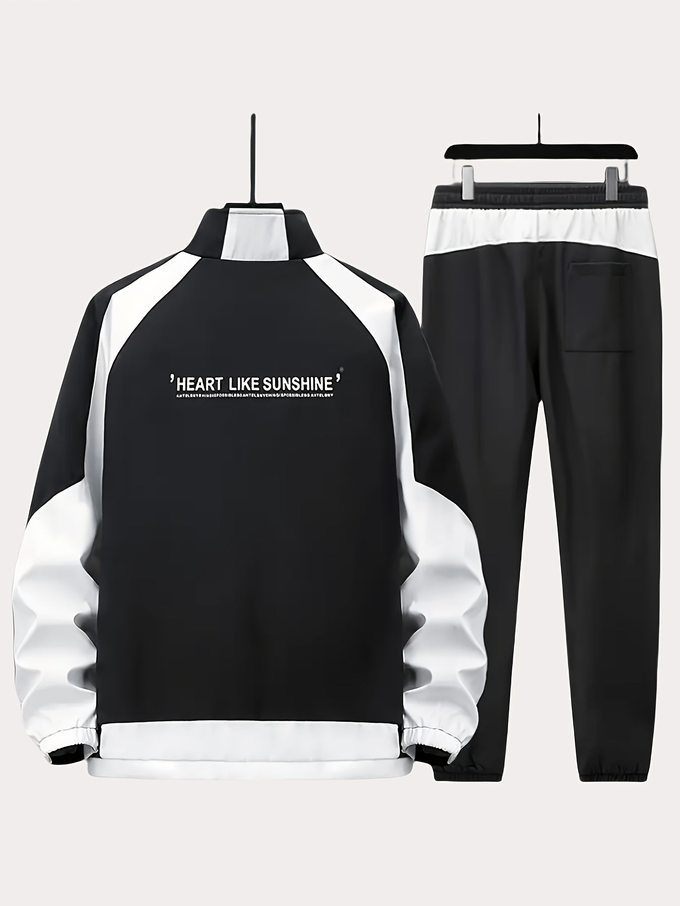 Գարնան և աշնան համար նախատեսված սպորտային հագուստի համալիր, որը ներառում է կանգնած օձիքով և սև ու սպիտակ գծավոր երկար տաբատով ճարմանդով բաճկոն, ոճային հանդերձանք, որը հիանալի նվեր է, քրտինքից պաշտպանված, միայն ձեռքով լվանալ, մարզումների համար աքսեսուար: