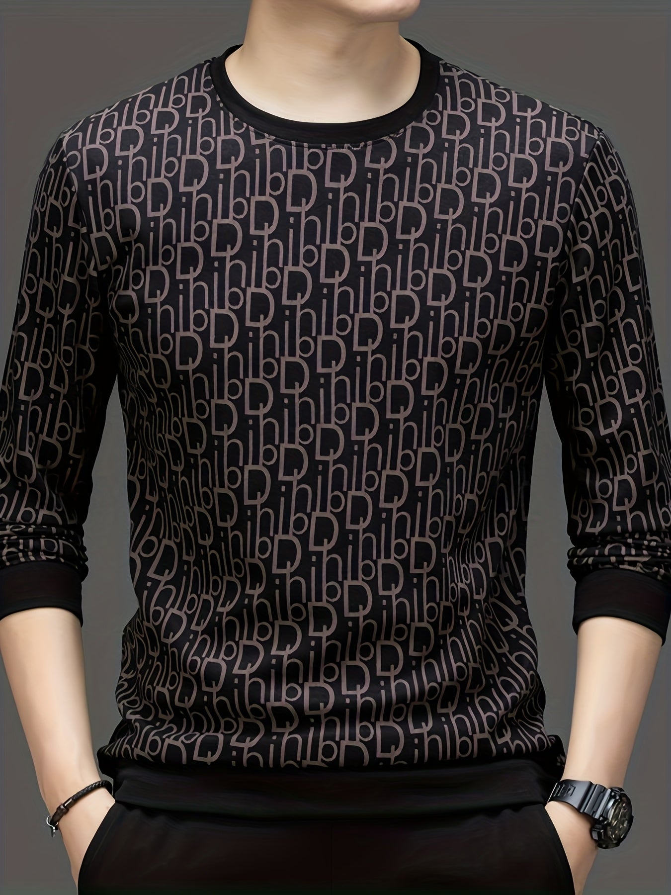 Կլոր վզնոցը հարմար է սպորտային և առօրյա հագուստի համար, առանձնանում է ոճային դեկորատիվ նախշերով: Այս երկարաթև սվիտերը կատարյալ է զբոսանքների համար, պատրաստված է փափուկ, ձգվող և հարմարավետ գործվածքից, ինչը այն դարձնում է իդեալական նվեր Y-ի համար: