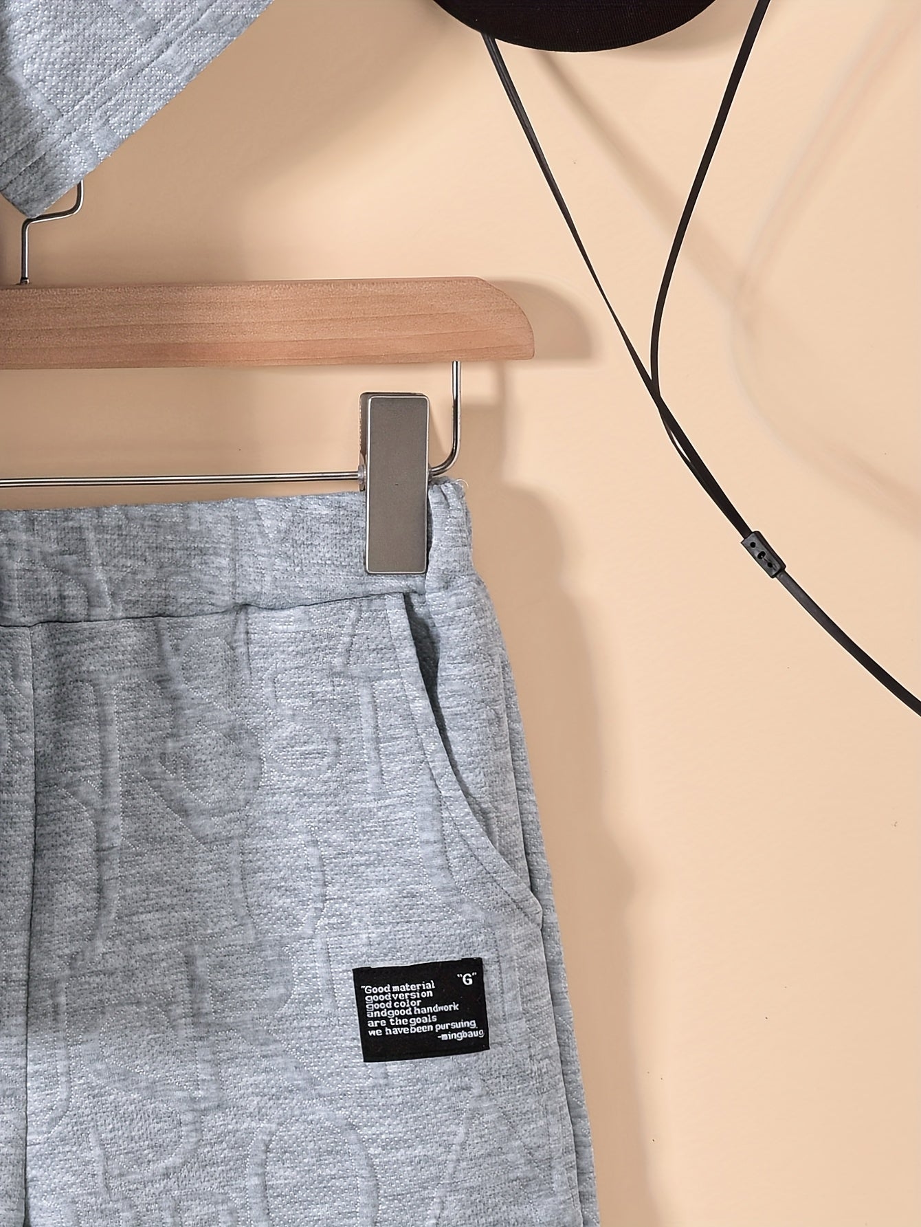 Տղաների համար նախատեսված ոճային սպիտակ կարճ թևքով մարզաշապիկ + առօրյա շորտեր + նորաձև կրծկալով պայուսակի հավաքածու, իդեալական է բացօթյա օգտագործման համար