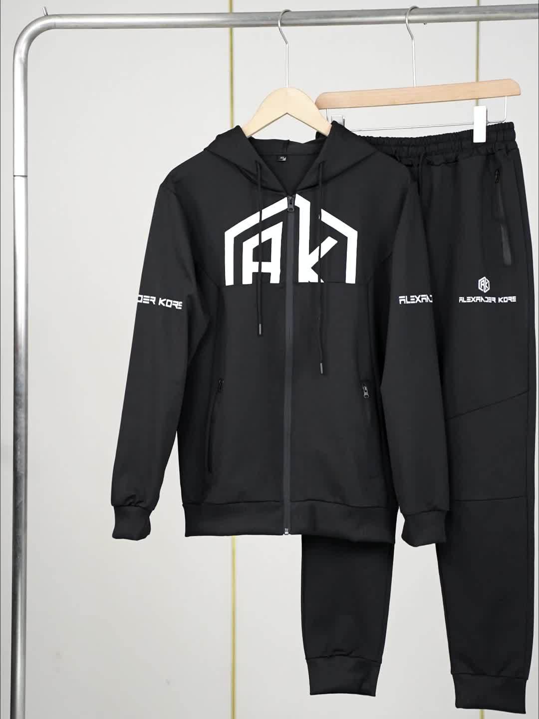 Տղամարդու AK տառերով տպագրությամբ երկար թևքերով վերնաշապիկ՝ կայծակաճարմանդով և երկար տաբատով, երկկտոր հավաքածու, թեթևակի ձգվող հարմարավետ հագուստ գարնան և աշնան համար