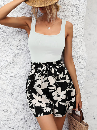 Գծավոր ժիլետ և ծաղկավոր շորտեր թեմատիկ հանգստի համար