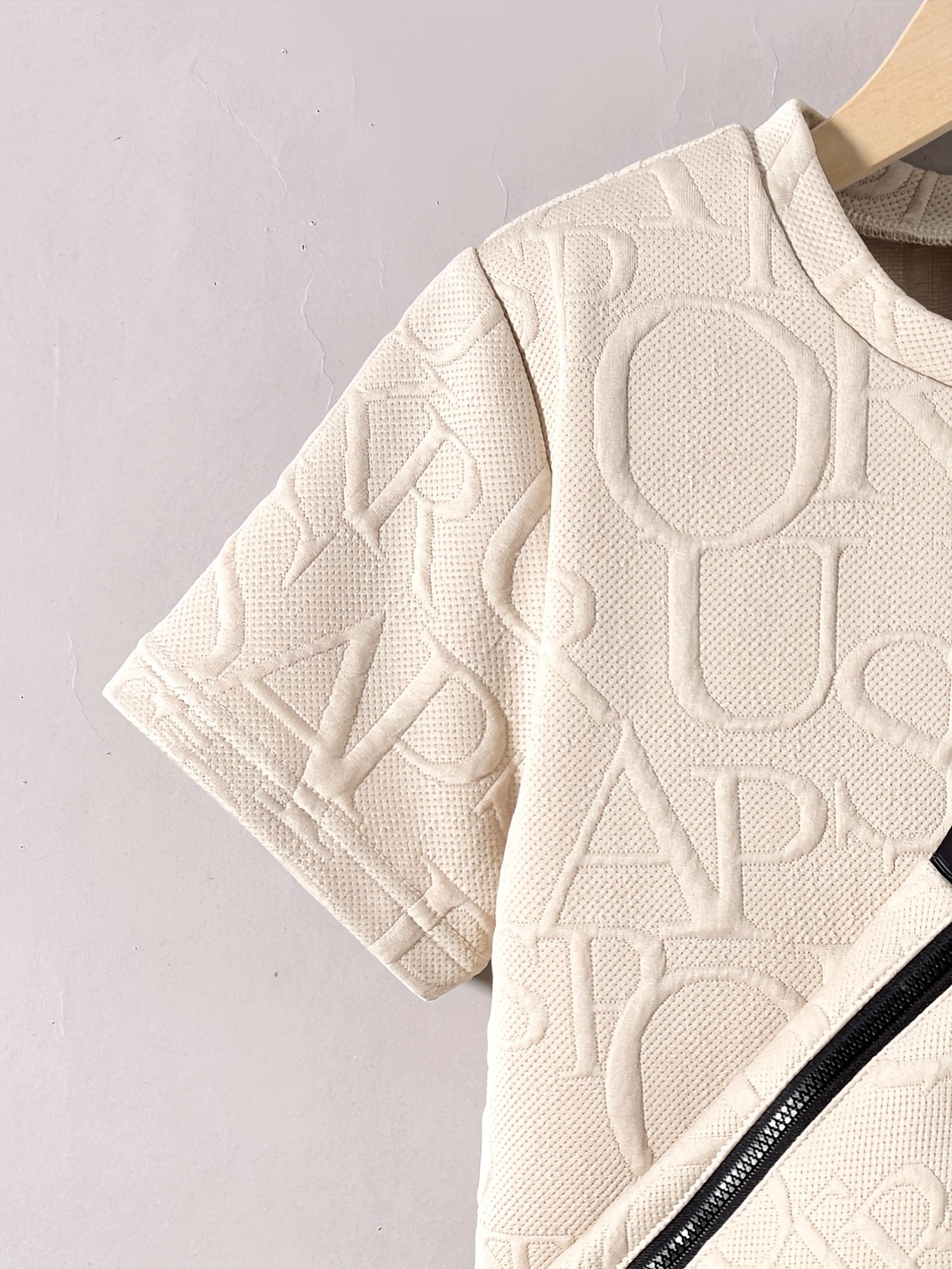 Տղաների համար նախատեսված ոճային սպիտակ կարճ թևքով մարզաշապիկ + առօրյա շորտեր + նորաձև կրծկալով պայուսակի հավաքածու, իդեալական է բացօթյա օգտագործման համար