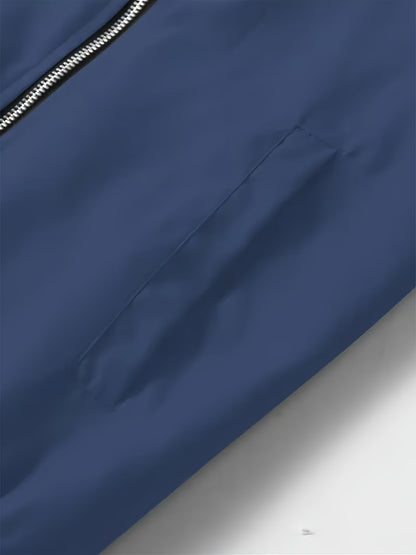 Տղամարդու նորաձև սև սպորտային առօրյա բաճկոն՝ թեթև բոմբեր՝ կայծակաճարմանդ գրպաններով, առջևի կայծակաճարմանդով և երիզավոր թևքերով։ Հիանալի է բացօթյա գործունեության, վազքի և առօրյա հագուստի համար։