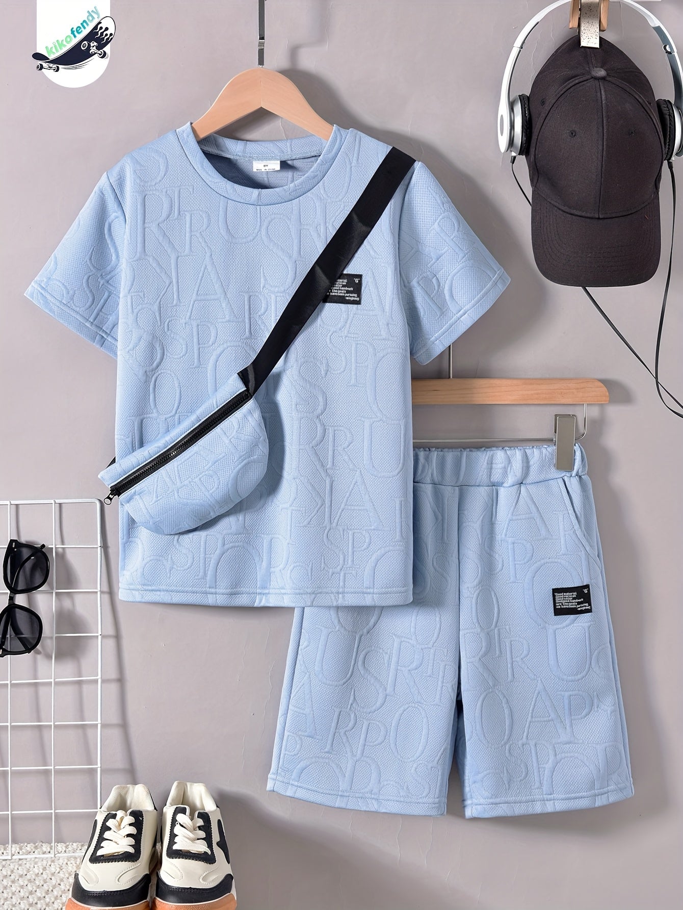 Տղաների համար նախատեսված ոճային սպիտակ կարճ թևքով մարզաշապիկ + առօրյա շորտեր + նորաձև կրծկալով պայուսակի հավաքածու, իդեալական է բացօթյա օգտագործման համար