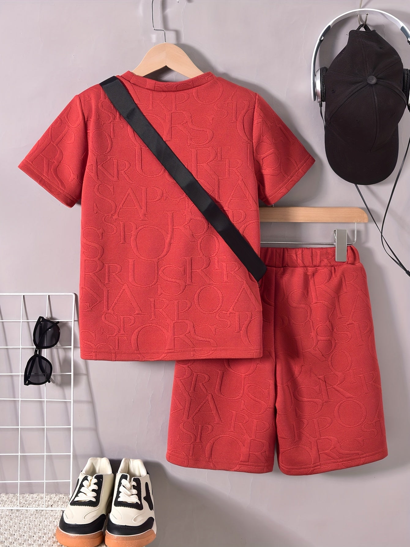 Տղաների համար նախատեսված ոճային սպիտակ կարճ թևքով մարզաշապիկ + առօրյա շորտեր + նորաձև կրծկալով պայուսակի հավաքածու, իդեալական է բացօթյա օգտագործման համար