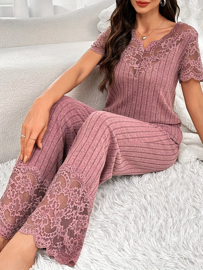 Երկու մասից բաղկացած հավաքածու՝ միագույն կարճ թևքերով վերնաշապիկ՝ ժանյակավոր կտորե զարդանախշով և համապատասխան երկար տաբատով։