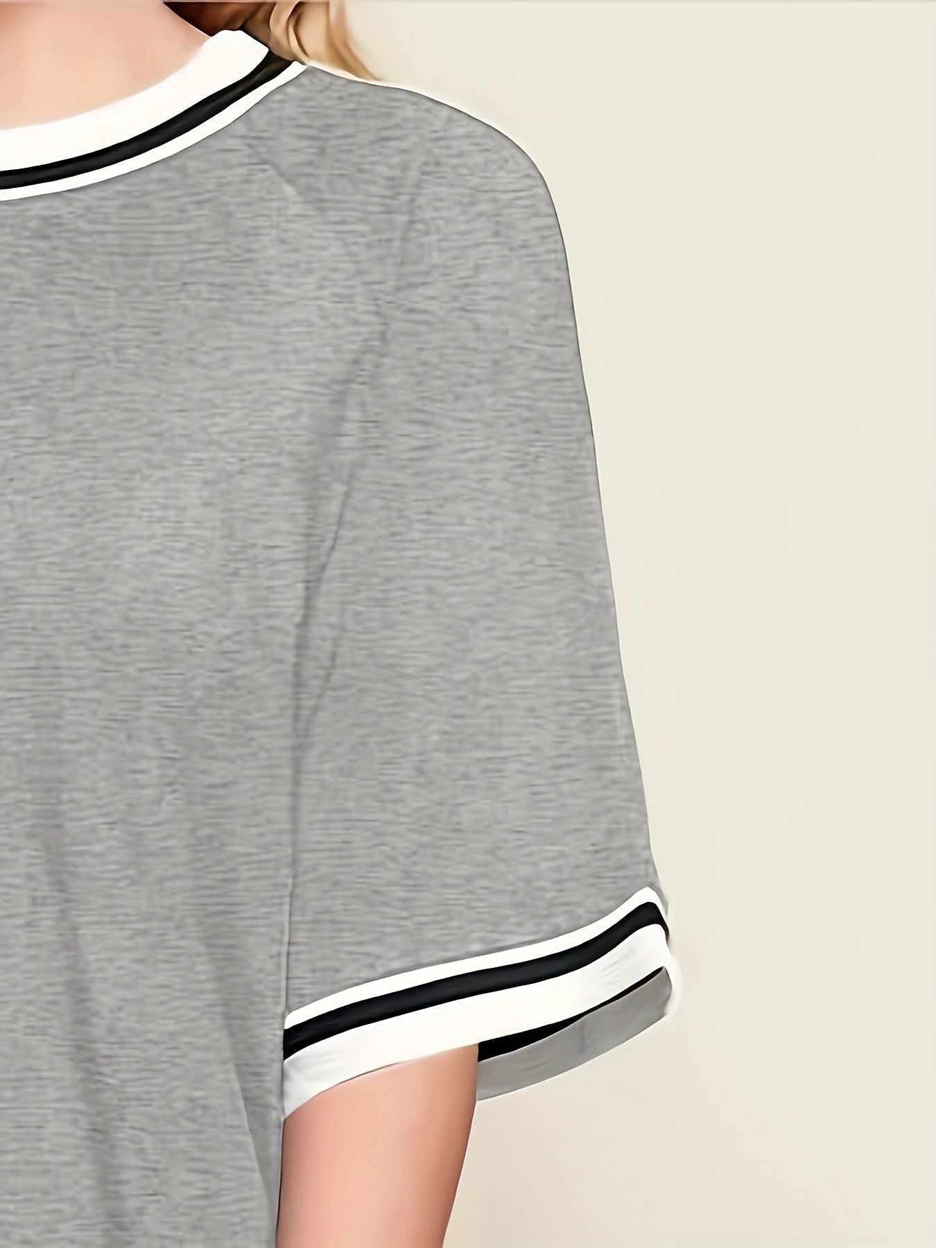 Կանացի մեծ չափսի առօրյա հանգստի հավաքածու - մոխրագույն և սպիտակ գծավոր մեծ չափսի մարզաշապիկ համապատասխան մարզաշապիկով, հարմարավետ բոլոր եղանակների տնային հագուստ, մարզաշապիկներ կանանց համար