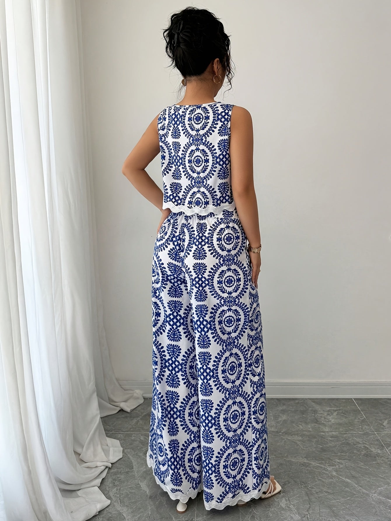 2 հատ կանացի բուսական նախշերով կլոր վզնոցով անթև վերնաշապիկի և տաբատի հավաքածու