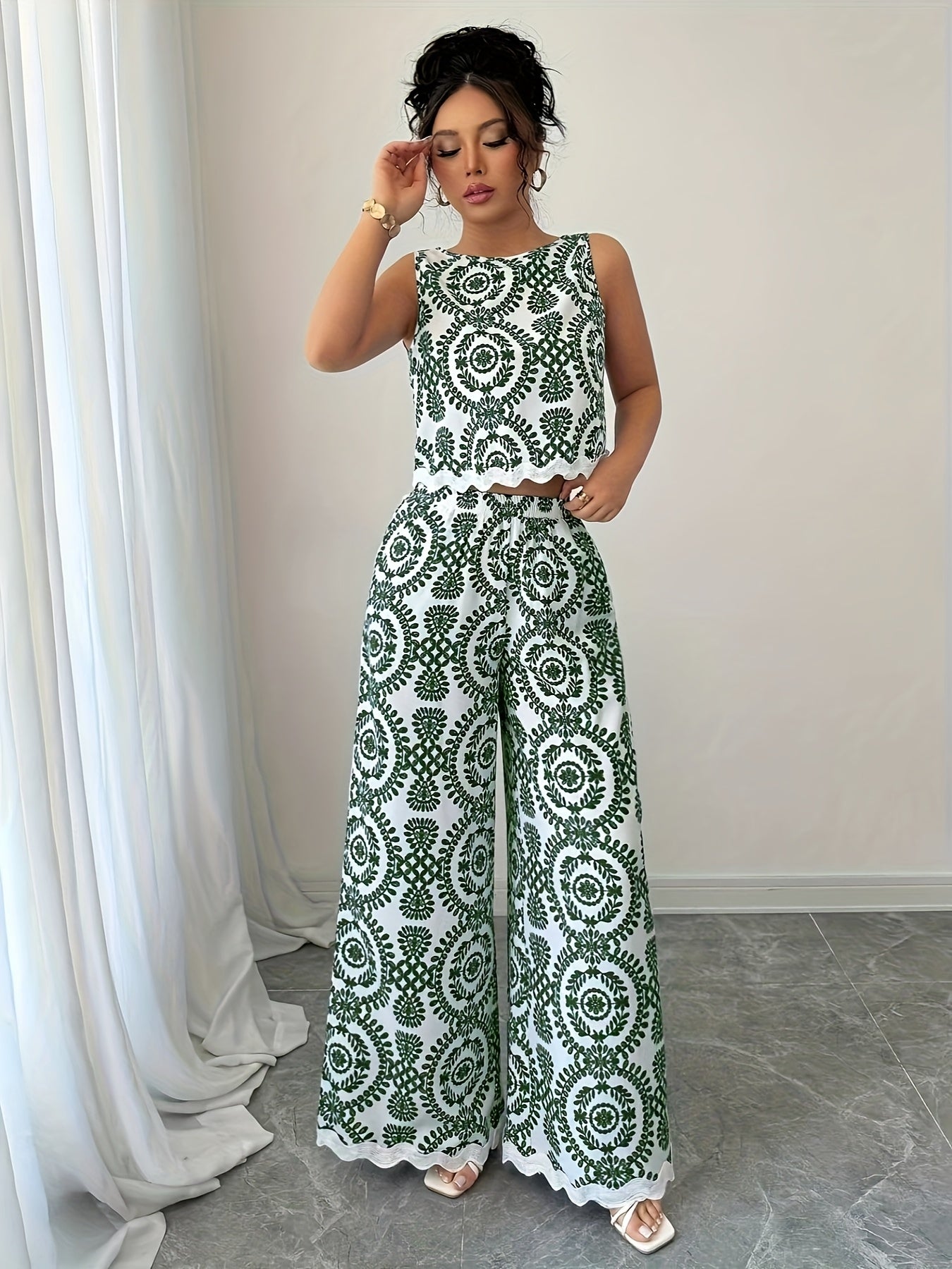 2 հատ կանացի բուսական նախշերով կլոր վզնոցով անթև վերնաշապիկի և տաբատի հավաքածու