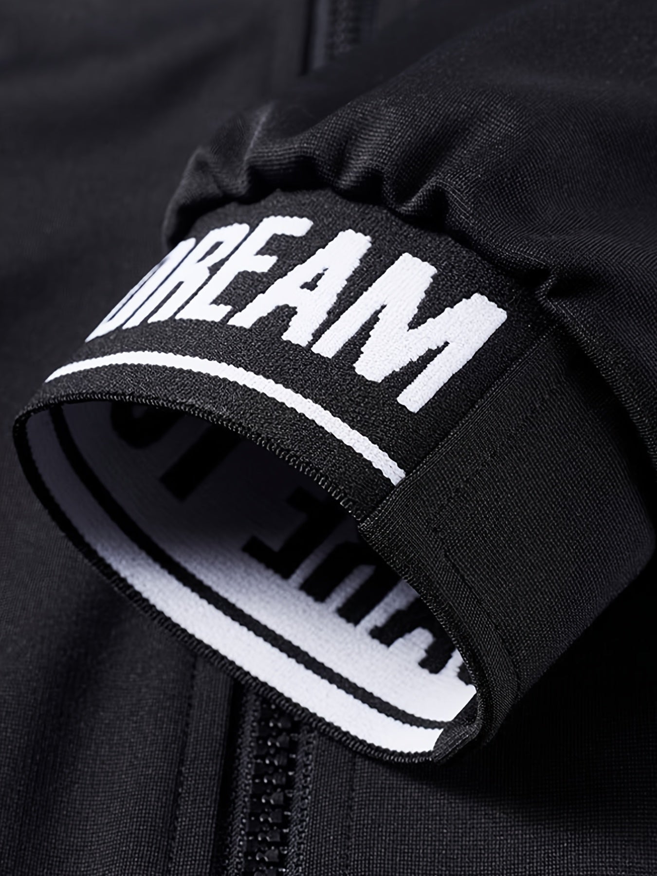 Տղամարդկանց ամենօրյա սպորտային հագուստի հավաքածու - բեժ գույնի ճարմանդով բաճկոն և մարզական տաբատ "DARE TO BE" տպագրությամբ, երկար թևերով, գրպաններով և քաշվող գոտիով, իդեալական է վազքի և հանգստի համար, գարուն/աշուն հավաքածու, գարուն-աշուն հագուստ | Zipup J