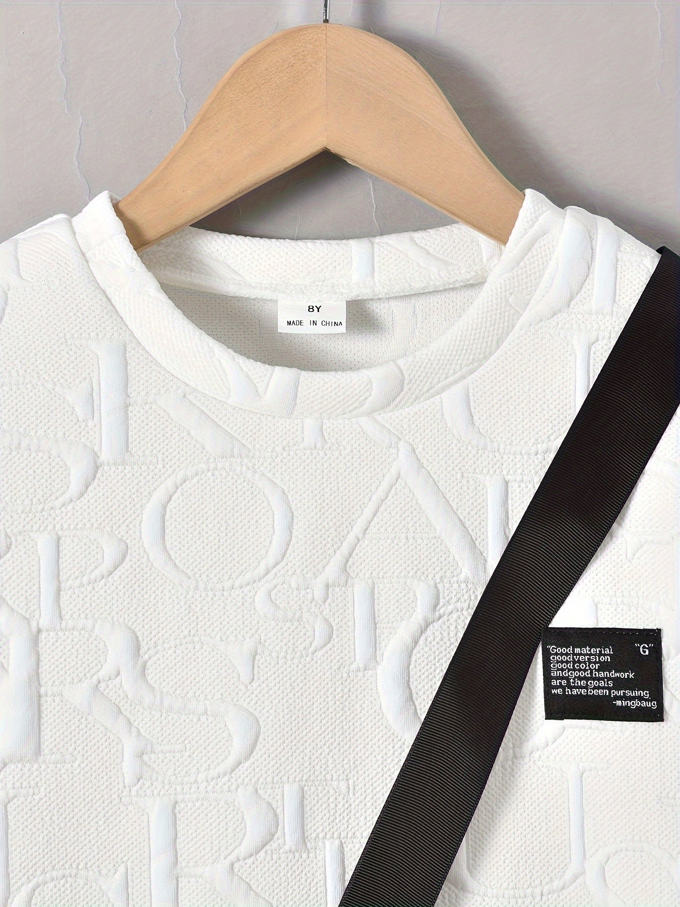 Տղաների համար նախատեսված ոճային սպիտակ կարճ թևքով մարզաշապիկ + առօրյա շորտեր + նորաձև կրծկալով պայուսակի հավաքածու, իդեալական է բացօթյա օգտագործման համար