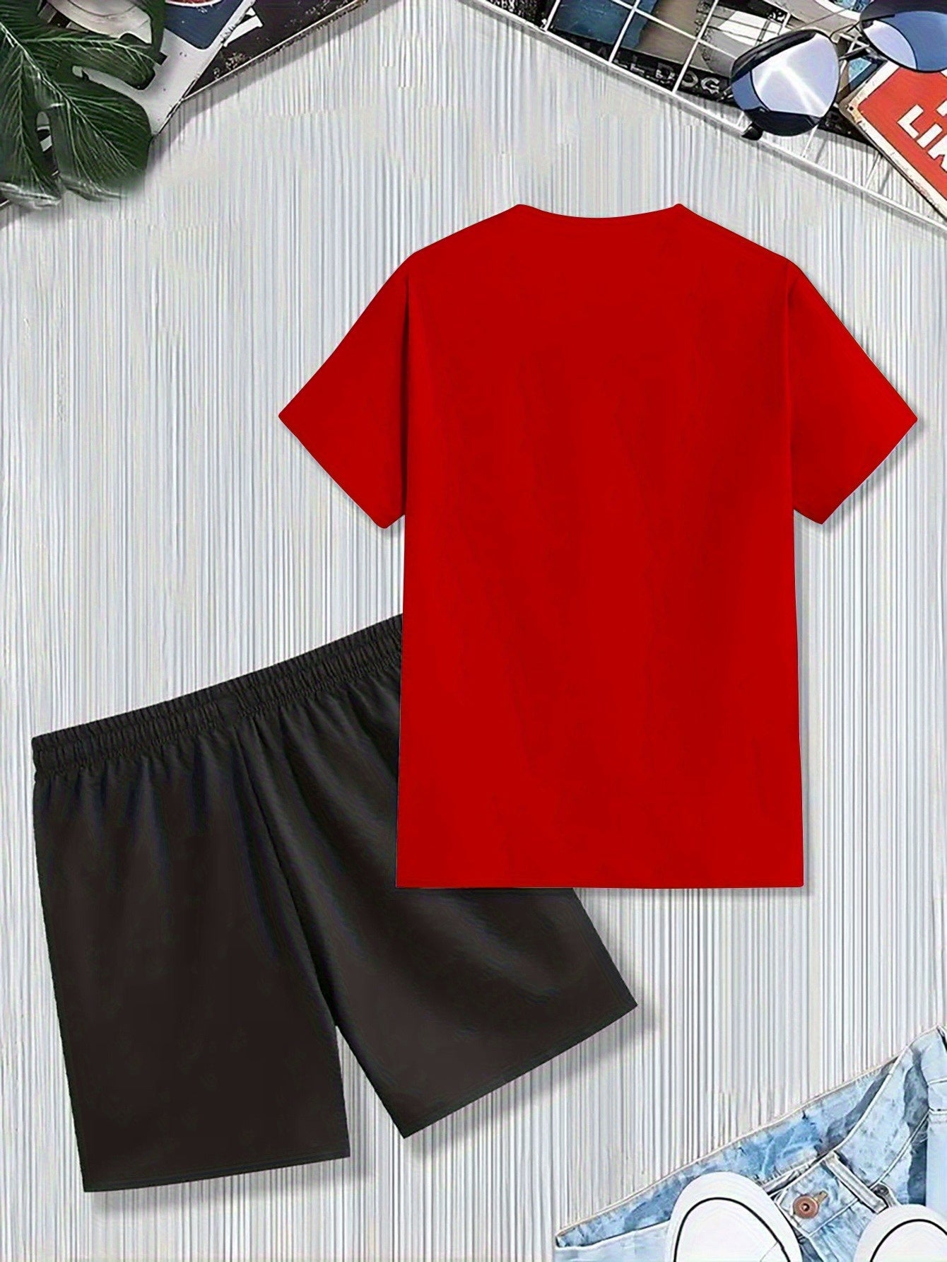 Տղամարդկանց ամառային առօրյա սպորտային երկու մասից բաղկացած հավաքածու՝ LADA տառերով նախշերով շապիկ և սև լարով շորտեր, առօրյա սպորտային հագուստ, սովորական չափս՝ իդեալական ամառային բացօթյա օգտագործման համար։