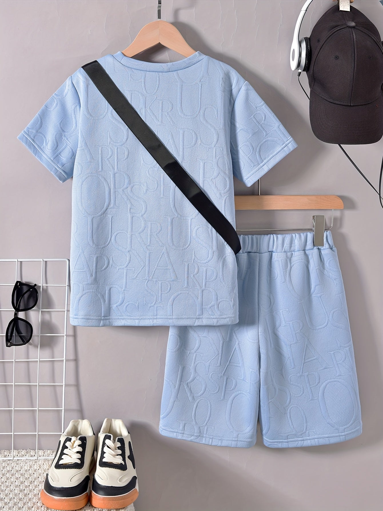 Տղաների համար նախատեսված ոճային սպիտակ կարճ թևքով մարզաշապիկ + առօրյա շորտեր + նորաձև կրծկալով պայուսակի հավաքածու, իդեալական է բացօթյա օգտագործման համար