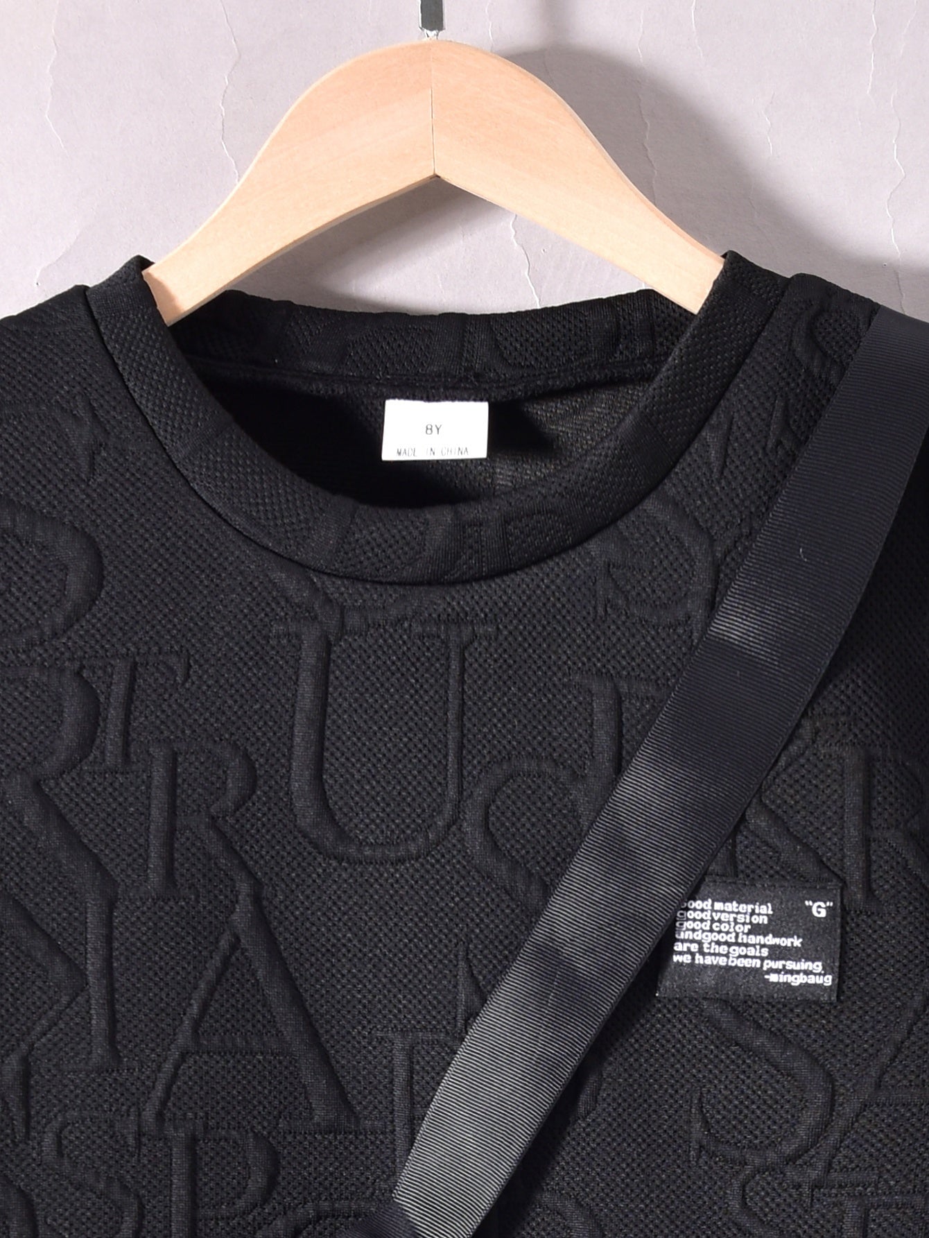 Տղաների համար նախատեսված ոճային սպիտակ կարճ թևքով մարզաշապիկ + առօրյա շորտեր + նորաձև կրծկալով պայուսակի հավաքածու, իդեալական է բացօթյա օգտագործման համար