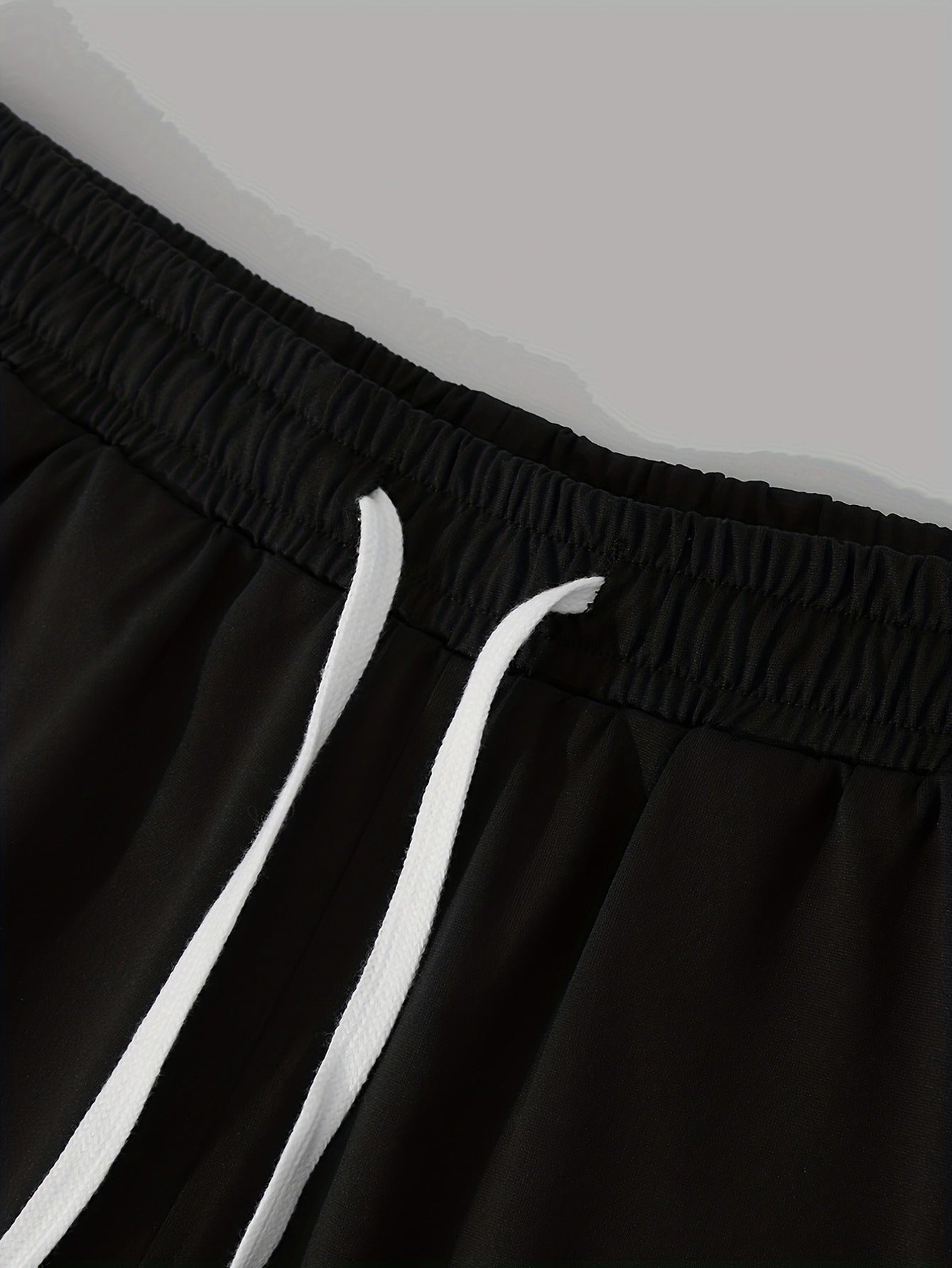 Տղամարդկանց ամառային առօրյա սպորտային երկու մասից բաղկացած հավաքածու՝ LADA տառերով նախշերով շապիկ և սև լարով շորտեր, առօրյա սպորտային հագուստ, սովորական չափս՝ իդեալական ամառային բացօթյա օգտագործման համար։