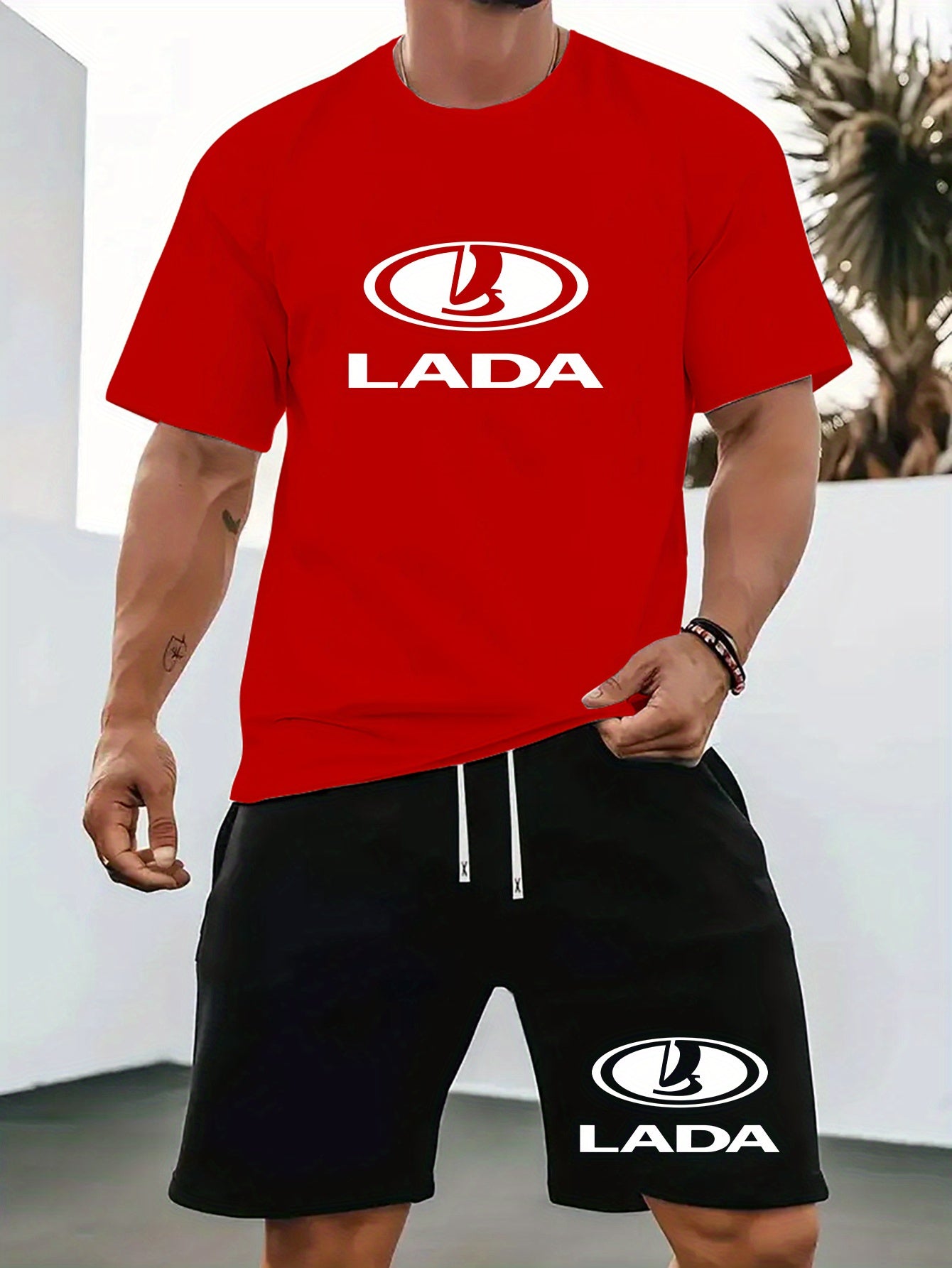 Տղամարդկանց ամառային առօրյա սպորտային երկու մասից բաղկացած հավաքածու՝ LADA տառերով նախշերով շապիկ և սև լարով շորտեր, առօրյա սպորտային հագուստ, սովորական չափս՝ իդեալական ամառային բացօթյա օգտագործման համար։