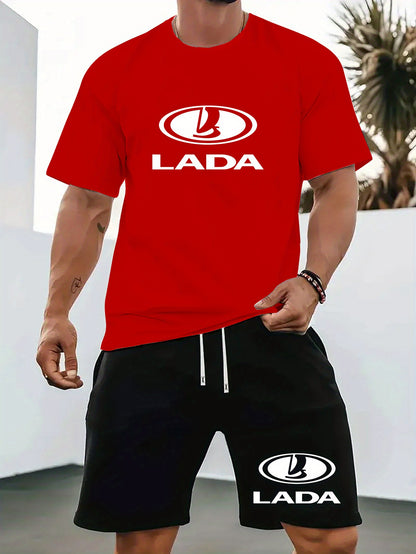 Տղամարդկանց ամառային առօրյա սպորտային երկու մասից բաղկացած հավաքածու՝ LADA տառերով նախշերով շապիկ և սև լարով շորտեր, առօրյա սպորտային հագուստ, սովորական չափս՝ իդեալական ամառային բացօթյա օգտագործման համար։