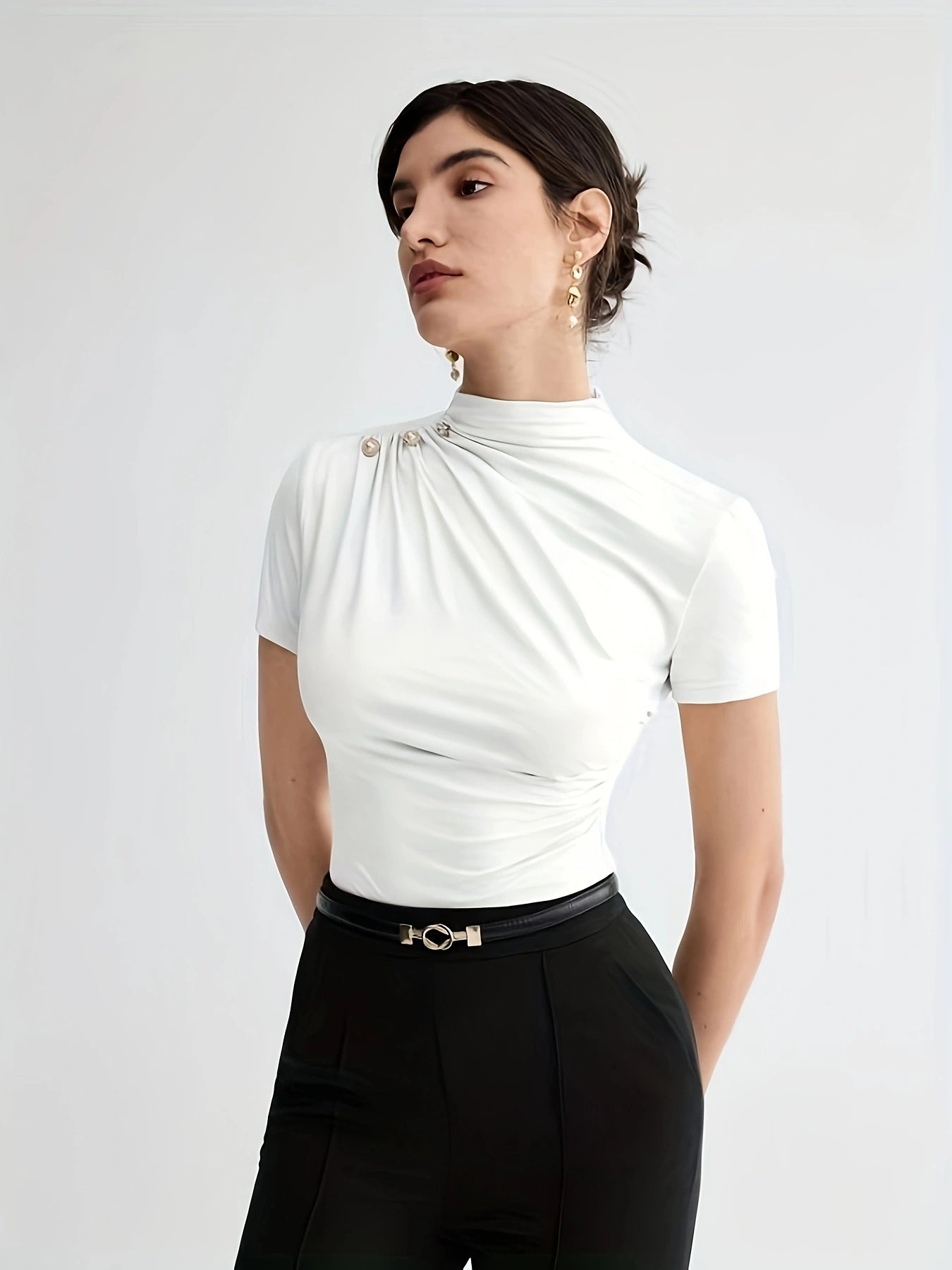 Էլեգանտ սպիտակ կարճ թևքով, բարձր օձիքով վերնաշապիկ՝ կոճակներով դետալով - Կանացի բազմակողմանի ամառային բլուզ, առօրյա հագուստ | Մինիմալիստական ոճ | Նրբագեղ չափս