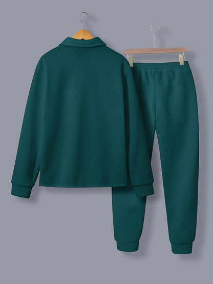 Տղամարդու 1 հավաքածու՝ միագույն պոլիեսթերից պատրաստված առօրյա հագուստ՝ երկար թևքերով, կոճակներով և օձիքով բաճկոնով, գրպաններով և լարով երկար տաբատի հավաքածու՝ աշուն/ձմեռ