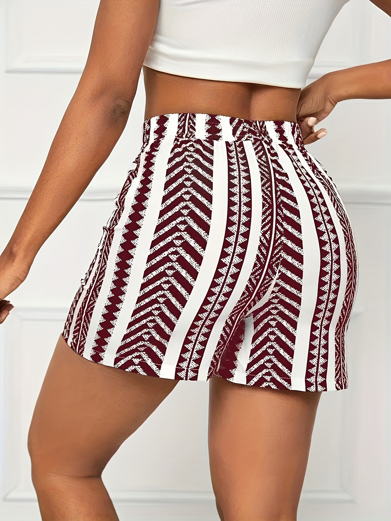 Կանացի ամառային գծավոր պրինտ շորտեր - արձակուրդային էլաստիկ գոտկատեղ, թեթև պոլիեսթեր խառնուրդ, լվացվող մեքենայով, շագանակագույն և սպիտակ, հանգստյան նորաձևություն|գծավոր ձևանմուշ|թեթև գործվածք