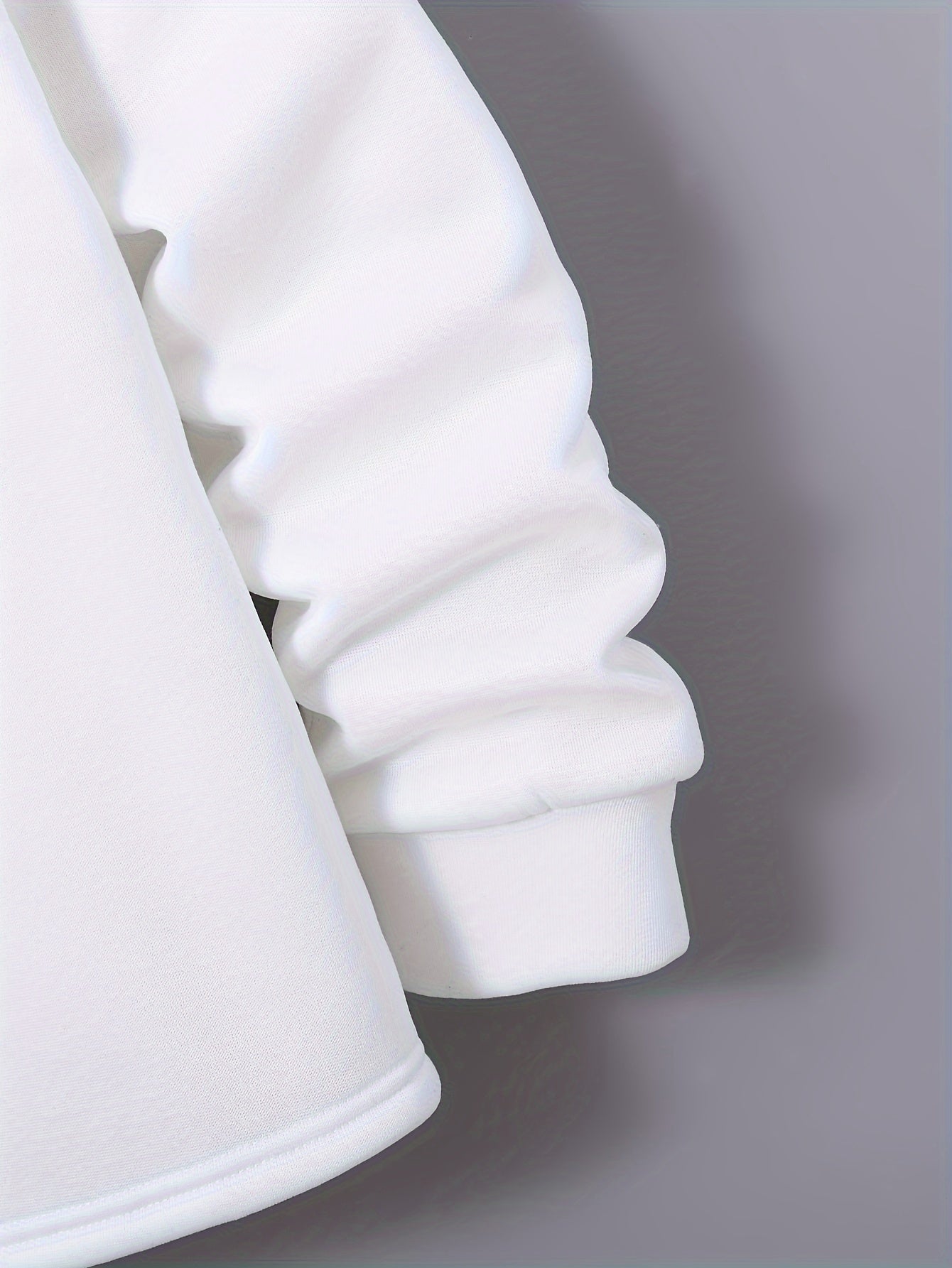 Տղամարդու 1 հավաքածու՝ միագույն պոլիեսթերից պատրաստված առօրյա հագուստ՝ երկար թևքերով, կոճակներով և օձիքով բաճկոնով, գրպաններով և լարով երկար տաբատի հավաքածու՝ աշուն/ձմեռ