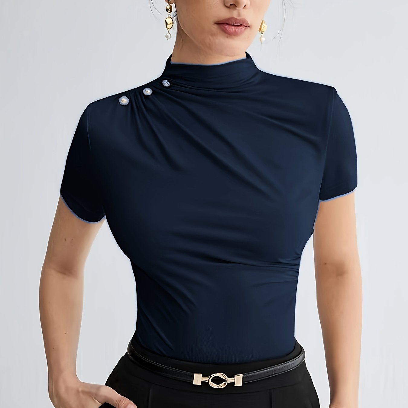 Էլեգանտ սպիտակ կարճ թևքով, բարձր օձիքով վերնաշապիկ՝ կոճակներով դետալով - Կանացի բազմակողմանի ամառային բլուզ, առօրյա հագուստ | Մինիմալիստական ոճ | Նրբագեղ չափս