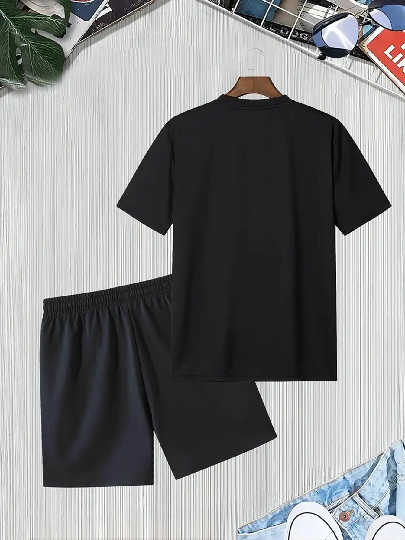 Տղամարդկանց ամառային առօրյա սպորտային երկու մասից բաղկացած հավաքածու՝ LADA տառերով նախշերով շապիկ և սև լարով շորտեր, առօրյա սպորտային հագուստ, սովորական չափս՝ իդեալական ամառային բացօթյա օգտագործման համար։