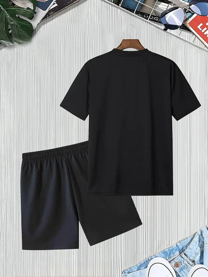 Տղամարդկանց ամառային առօրյա սպորտային երկու մասից բաղկացած հավաքածու՝ LADA տառերով նախշերով շապիկ և սև լարով շորտեր, առօրյա սպորտային հագուստ, սովորական չափս՝ իդեալական ամառային բացօթյա օգտագործման համար։