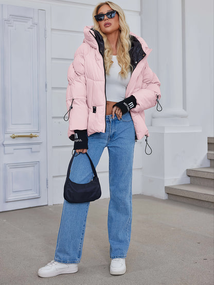 Կանացի ոճային բեժ գույնի փքված բաճկոն՝ առօրյա տաք ձմեռային վերարկու՝ սև եզրագծով, երկար թևքերով և կայծակաճարմանդով գլխարկով, պոլիեսթերային գործվածք՝ բացօթյա հարմարավետության համար։