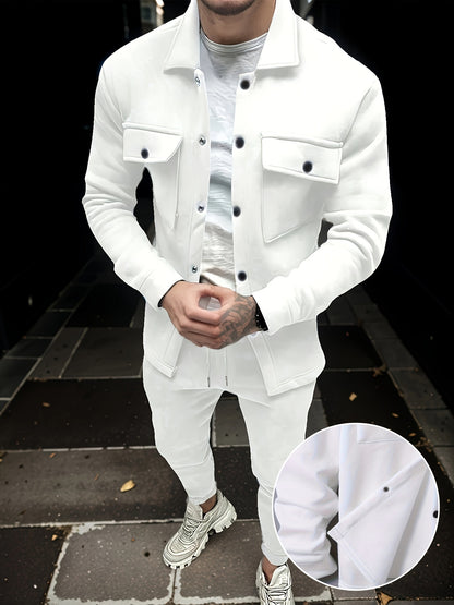 Տղամարդու 1 հավաքածու՝ միագույն պոլիեսթերից պատրաստված առօրյա հագուստ՝ երկար թևքերով, կոճակներով և օձիքով բաճկոնով, գրպաններով և լարով երկար տաբատի հավաքածու՝ աշուն/ձմեռ