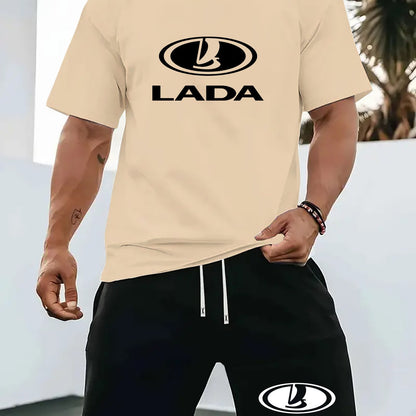 Տղամարդկանց ամառային առօրյա սպորտային երկու մասից բաղկացած հավաքածու՝ LADA տառերով նախշերով շապիկ և սև լարով շորտեր, առօրյա սպորտային հագուստ, սովորական չափս՝ իդեալական ամառային բացօթյա օգտագործման համար։