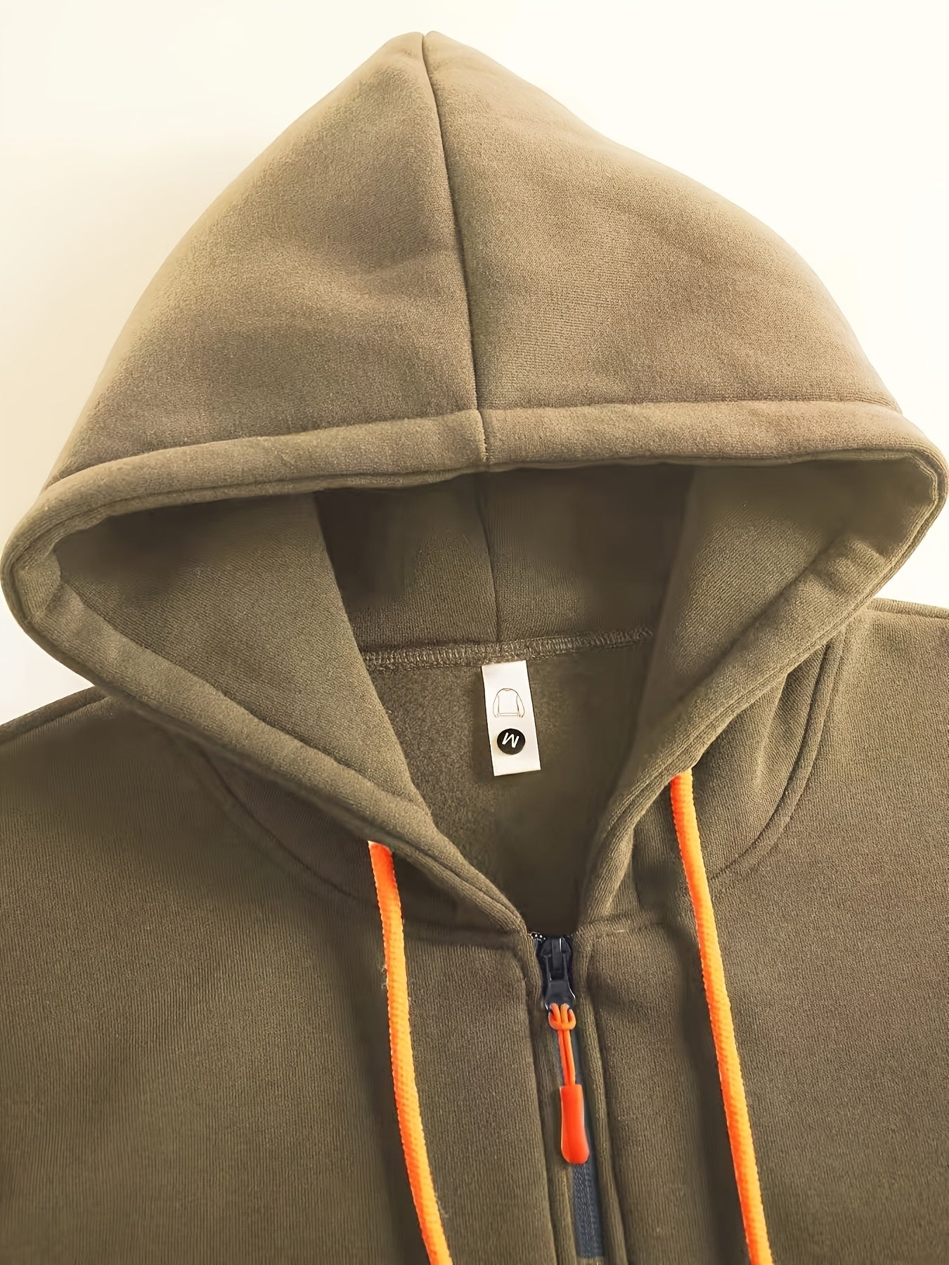 2 հատ տղամարդու միագույն երկարաթև սվիտեր և մարզաշապիկ գլխարկով, հարմար է գարնանային, աշնանային և ձմեռային սպորտաձևերի համար։